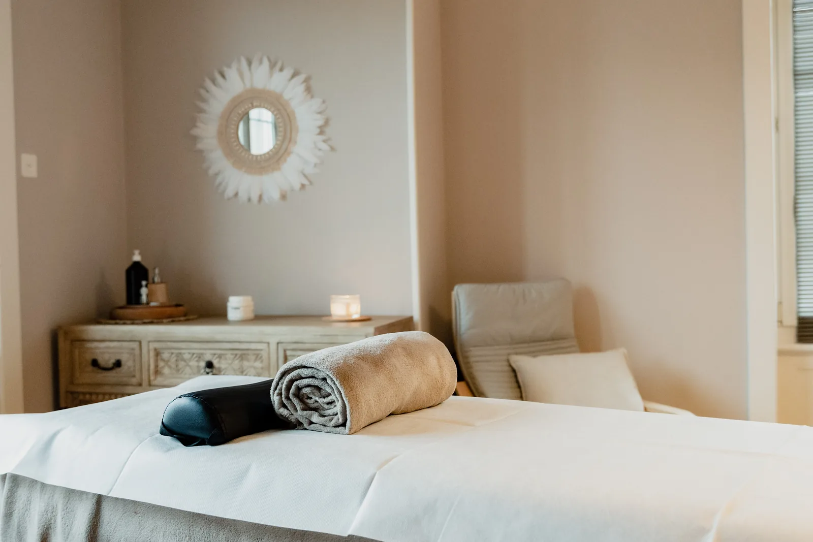 Table de massage préparée pour une séance au cabinet de Valérie à Lausanne