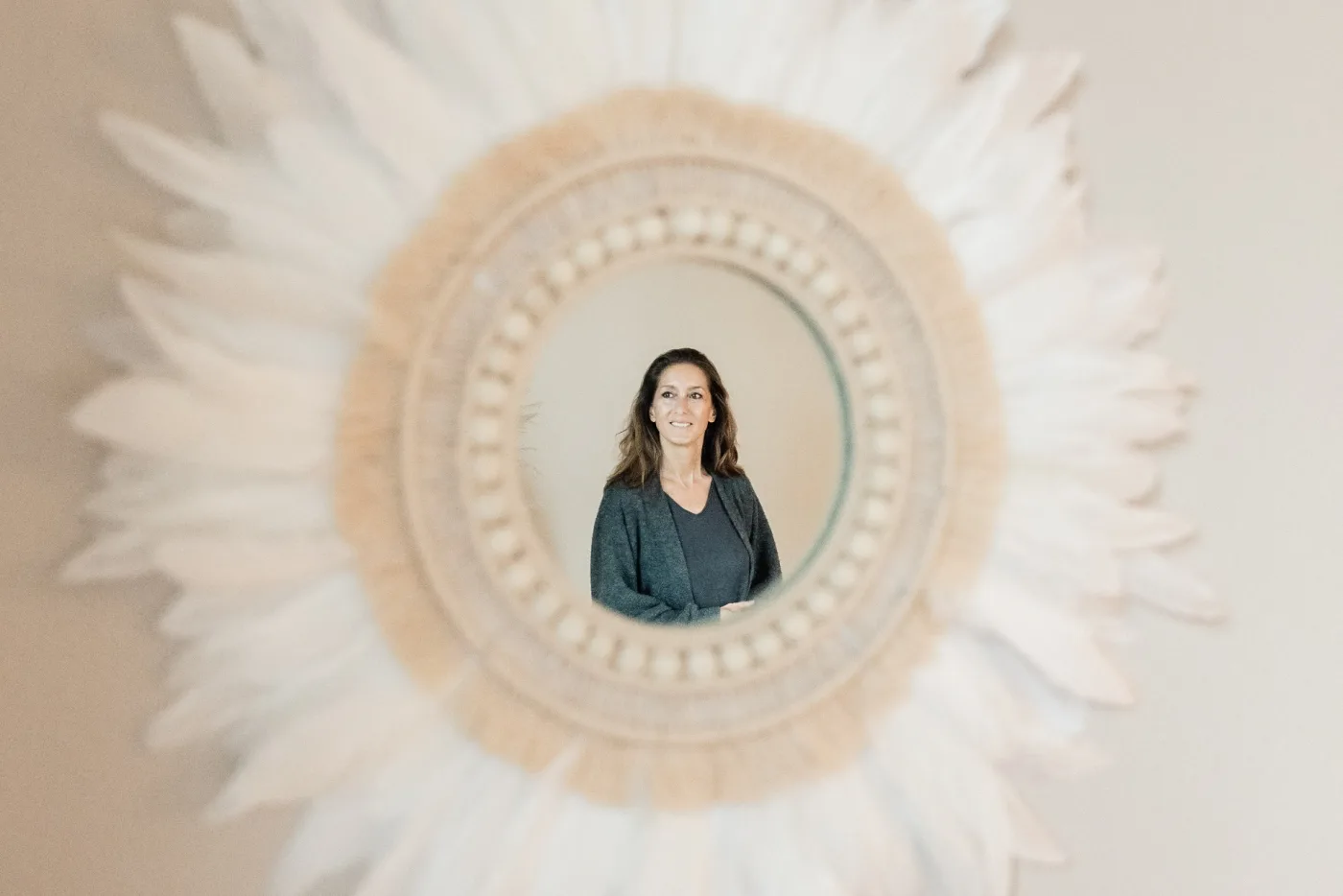 Portrait de Valérie, vue à travers un miroir-soleil en fibres naturelles